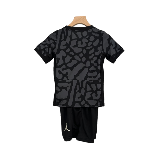 Kit Infantil Paris Saint-Germain III 23/24 Jordan - Preto com detalhes em cinza e branco