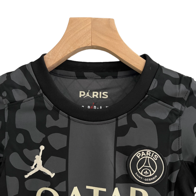 Kit Infantil Paris Saint-Germain III 23/24 Jordan - Preto com detalhes em cinza e branco