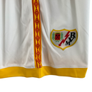 Kit Infantil Rayo Vallecano I 23/24 Umbro - Branco com detalhes em amarelo e vermelho