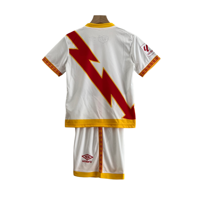 Kit Infantil Rayo Vallecano I 23/24 Umbro - Branco com detalhes em amarelo e vermelho