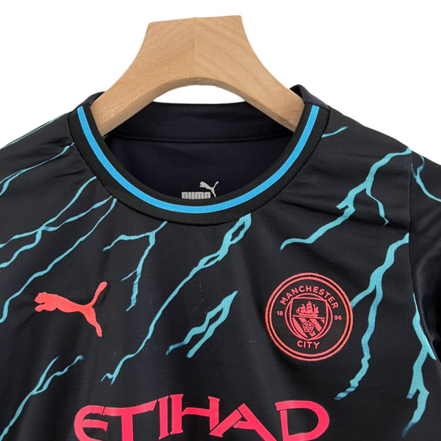 Kit Infantil Manchester City III 23/24 Puma - Preto com detalhes em azul e rosa
