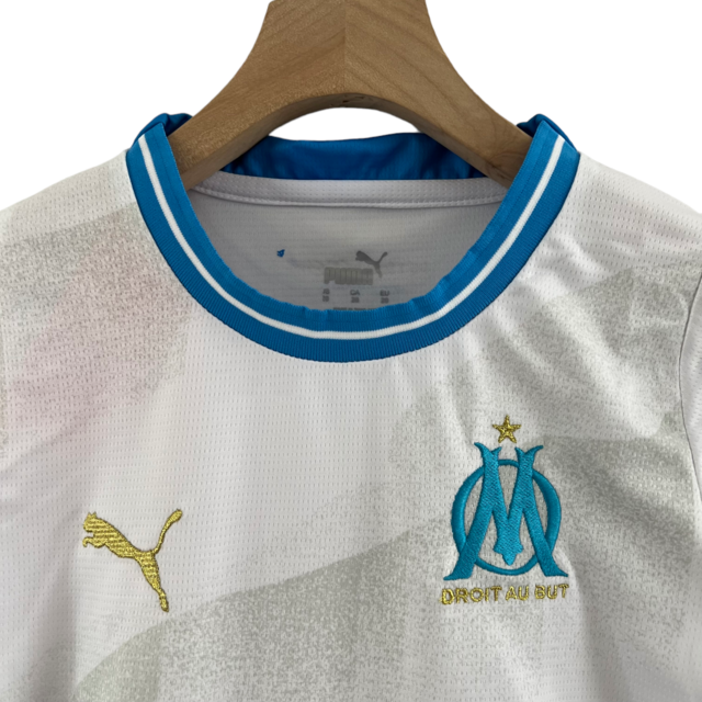 Kit Infantil Olympique Marseille I 23/24 Puma - Branco com detalhes em azul e dourado