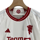 Kit Infantil Manchester United III 23/24 Adidas - Branco com detalhes em vermelho