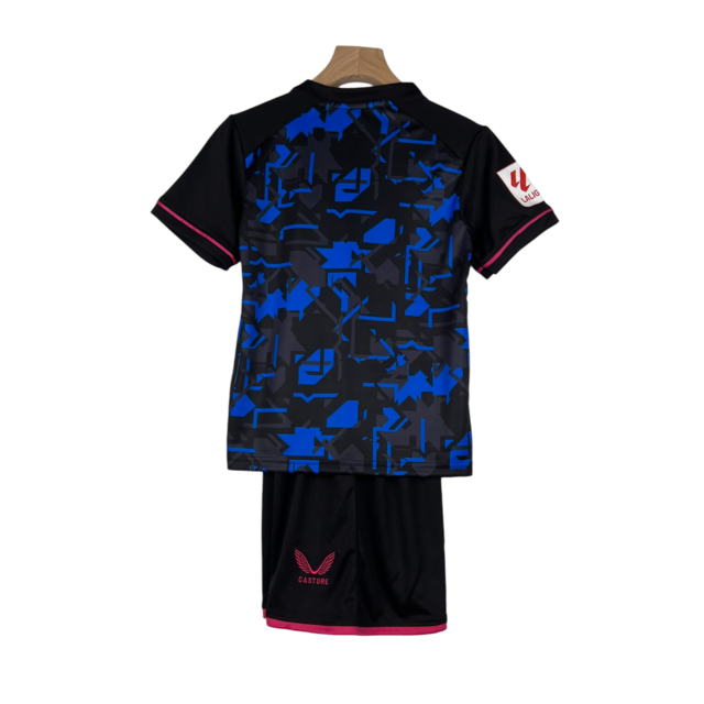Kit Infantil Sevilla III Castore 23/24 - Preto com detalhes em azul