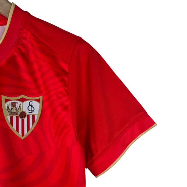 Kit Infantil Sevilla II Castore 23/24 - Vermelho com ondulações cinza e dourado