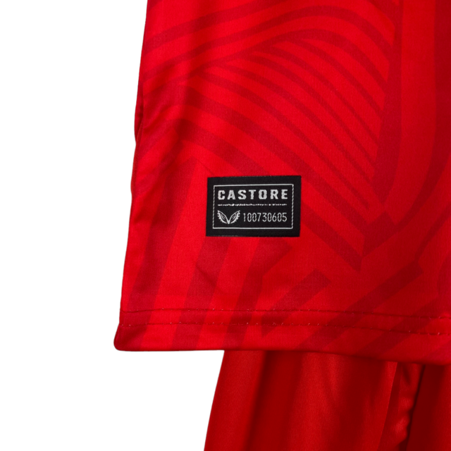 Kit Infantil Sevilla II Castore 23/24 - Vermelho com ondulações cinza e dourado