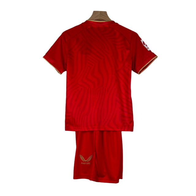 Kit Infantil Sevilla II Castore 23/24 - Vermelho com ondulações cinza e dourado