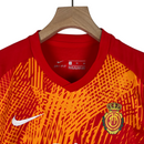 Kit Infantil Mallorca Edição Comemorativa Nike 23/24 - Vermelho com detalhes em amarelo
