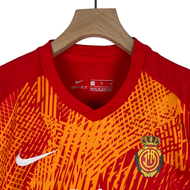 Kit Infantil Mallorca Edição Comemorativa Nike 23/24 - Vermelho com detalhes em amarelo