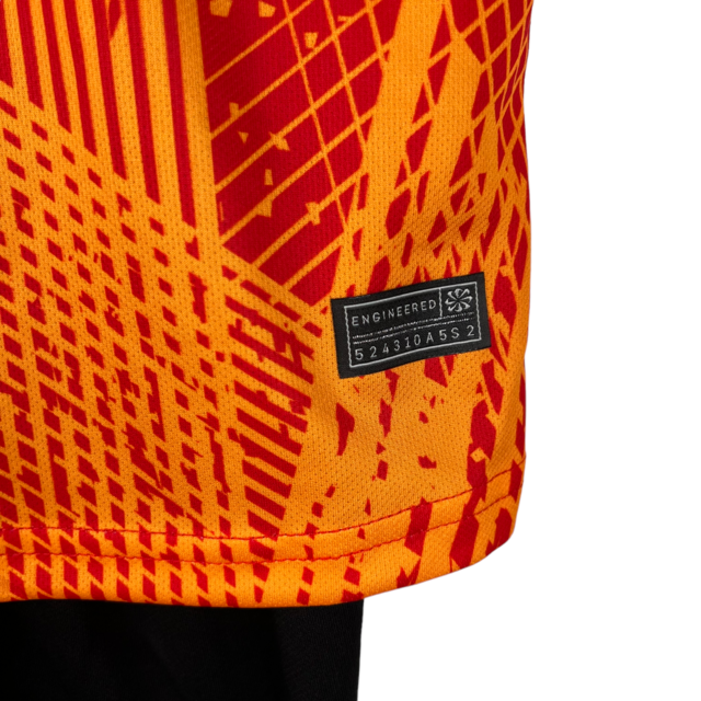 Kit Infantil Mallorca Edição Comemorativa Nike 23/24 - Vermelho com detalhes em amarelo