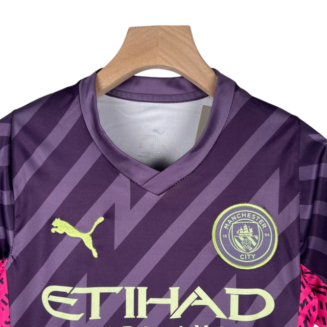 Kit Infantil Manchester City Goleiro Puma 23/24 - Roxo com detalhes em rosa e dourado