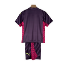 Kit Infantil Manchester City Goleiro Puma 23/24 - Roxo com detalhes em rosa e dourado