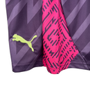 Kit Infantil Manchester City Goleiro Puma 23/24 - Roxo com detalhes em rosa e dourado