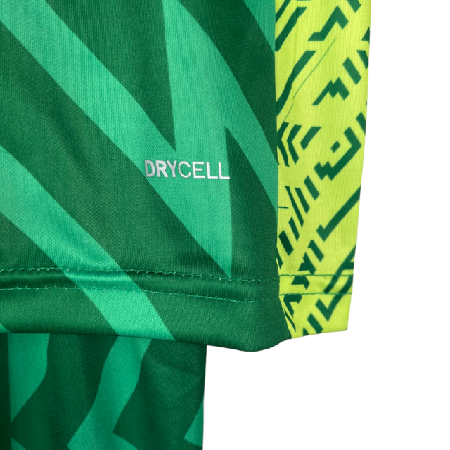 Kit Infantil Manchester City Goleiro Puma 23/24 - Verde com detalhes em amarelo