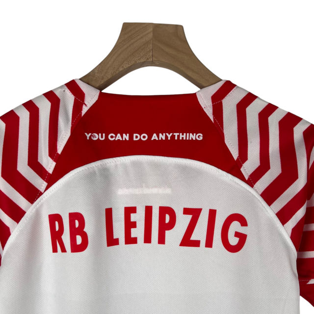 Kit Infantil Red Bull Leipzig I 23/24 - Nike - Branco com detalhes em vermelho