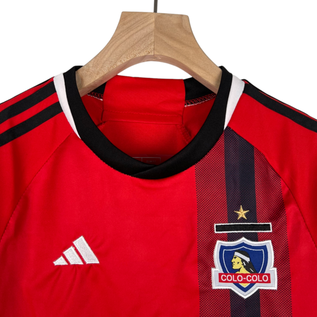 Kit Infantil Colo Colo II Adidas 23/24 - Vermelho com detalhes em preto e branco