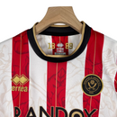 Kit Infantil Sheffield Edição Especial Errea 23/24 - Vermelho com detalhes em dourado