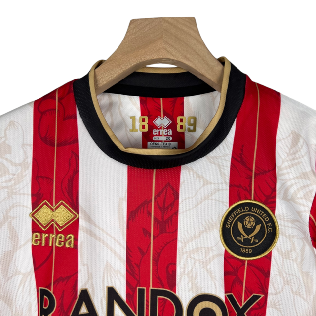Kit Infantil Sheffield Edição Especial Errea 23/24 - Vermelho com detalhes em dourado