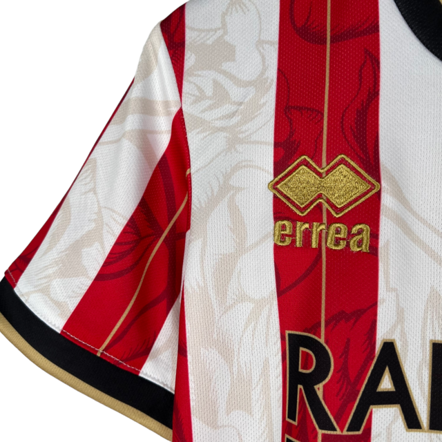 Kit Infantil Sheffield Edição Especial Errea 23/24 - Vermelho com detalhes em dourado