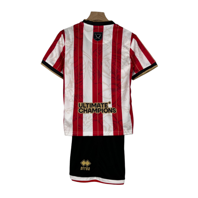 Kit Infantil Sheffield Edição Especial Errea 23/24 - Vermelho com detalhes em dourado