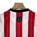 Kit Infantil Sheffield Edição Especial Errea 23/24 - Vermelho com detalhes em dourado