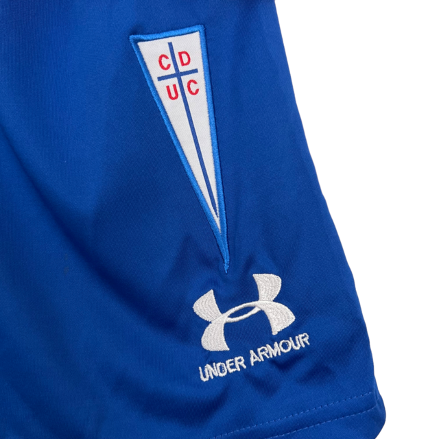 Kit Infantil Universidad Católica II Under Armour 23/24 - Vermelho com detalhes em azul e branco
