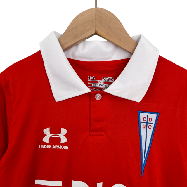 Kit Infantil Universidad Católica II Under Armour 23/24 - Vermelho com detalhes em azul e branco