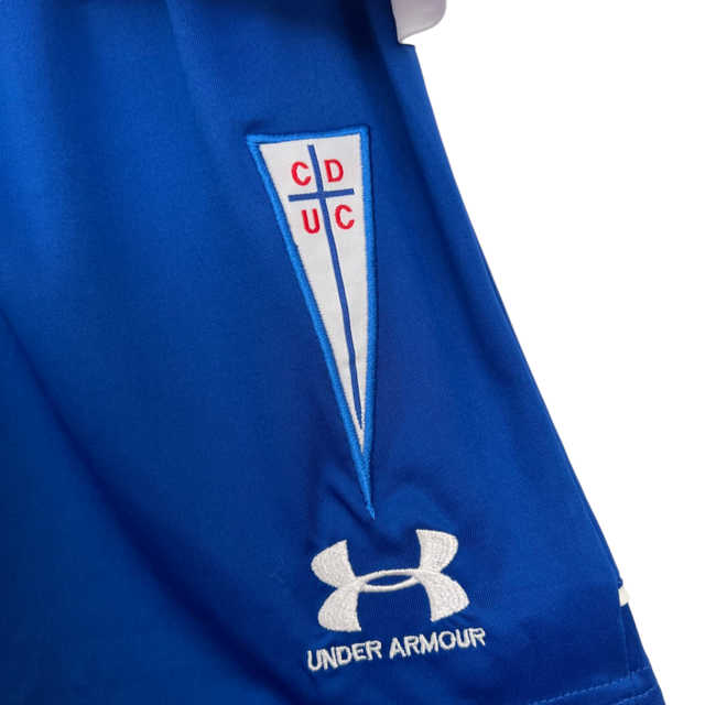 Kit Infantil Universidad Católica I Under Armour 23/24 - Branco com detalhes em azul e vermelho