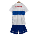 Kit Infantil Universidad Católica I Under Armour 23/24 - Branco com detalhes em azul e vermelho