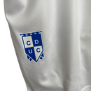 Kit Infantil Universidad Católica I Under Armour 23/24 - Branco com detalhes em azul e vermelho