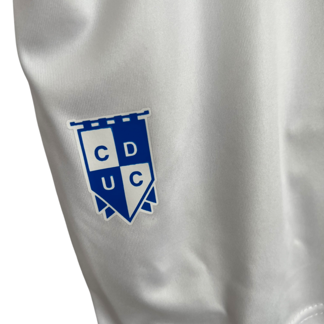 Kit Infantil Universidad Católica I Under Armour 23/24 - Branco com detalhes em azul e vermelho