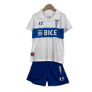 Kit Infantil Universidad Católica I Under Armour 23/24 - Branco com detalhes em azul e vermelho