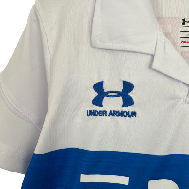 Kit Infantil Universidad Católica I Under Armour 23/24 - Branco com detalhes em azul e vermelho
