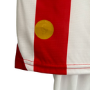 Kit Infantil Sporting Gijon I Puma 23/24 - Branco e vermelho com detalhes em preto