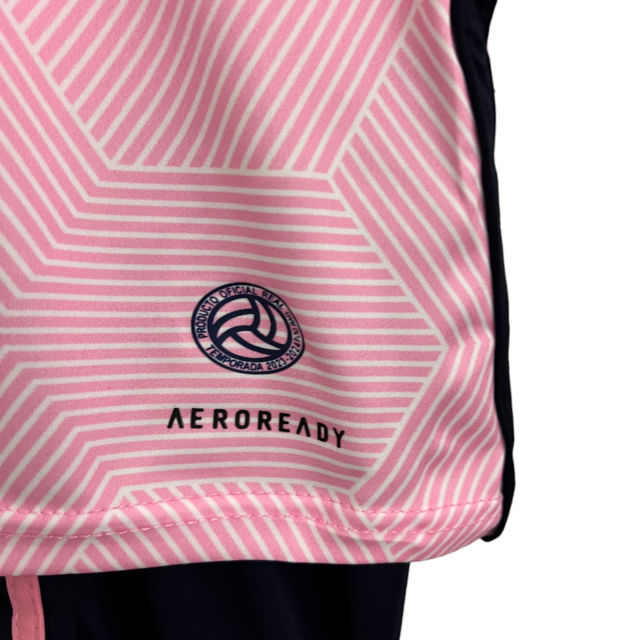Kit Infantil Oviedo II Adidas 23/24 - Rosa com detalhes em preto