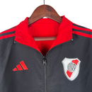 Jaqueta Corta-Vento River Plate 23/24 Masculina Adidas - Preta com detalhes em vermelho e branco
