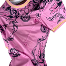 Camisa Seleção da Itália Edição especial Versace 23/24 - Torcedor Adidas Masculina - Rosa com detalhes em preto e dourado