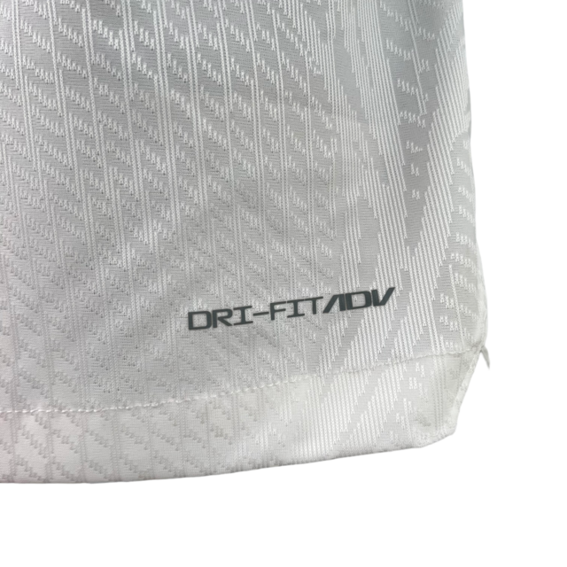 Camisa Paris Saint-Germain Edição Especial 23/24 - Jogador Jordan Masculina - Branca com detalhes em azul e vermelho