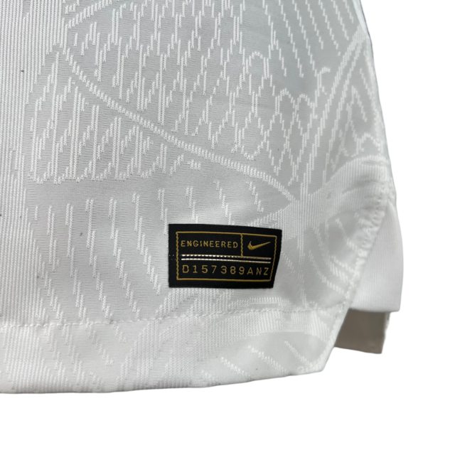 Camisa Paris Saint-Germain Edição Especial 23/24 - Jogador Jordan Masculina - Branca com detalhes em azul e vermelho