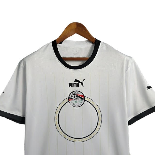 Camisa Seleção Egito II 23/24 - Torcedor Puma Masculina - Branca com detalhes em preto e amarelo