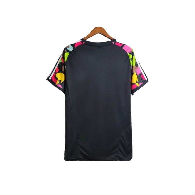 Camisa Manchester United Treino Edição Especial 24/25 - Torcedor Adidas Masculina - Preta com detalhes multicoloridas