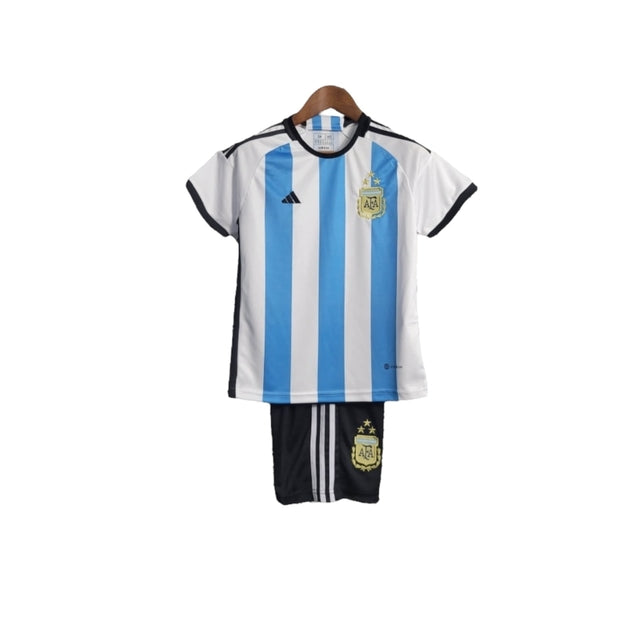 Kit Infantil Argentina I 22/23 - Adidas - Branco e azul com detalhes em preto