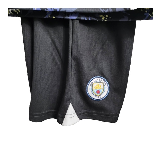 Kit Infantil Manchester City Edição especial 23/24 - Puma - Preto com detalhes em azul e amarelo