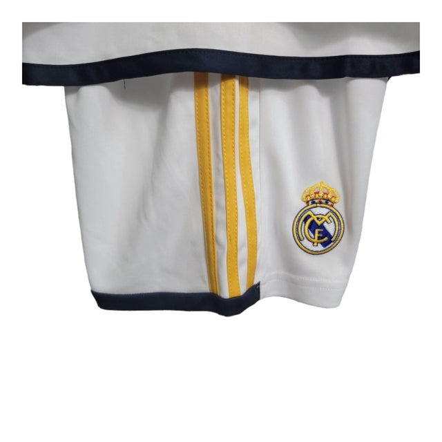 Kit Infantil Real Madrid I manga longa 23/24 - Adidas - Branco com detalhes em preto e amarelo