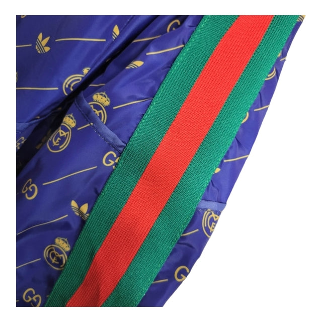 Jaqueta Corta-Vento Real Madrid 23/24 - Masculina Adidas colab com Gucci - Azul com detalhes em amarelo e verde e vermelho