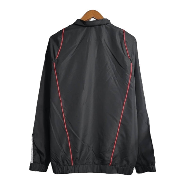 Jaqueta Corta-Vento Manchester United 23/24 - Masculina Adidas - Preta com detalhes em vermelho e branco