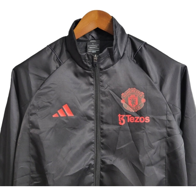 Jaqueta Corta-Vento Manchester United 23/24 - Masculina Adidas - Preta com detalhes em vermelho e azul