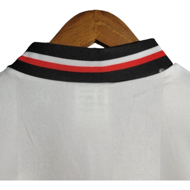 Camisa Retrô Manchester United 98/99 - Masculina Umbro - Branca com detalhes em preto e vermelho
