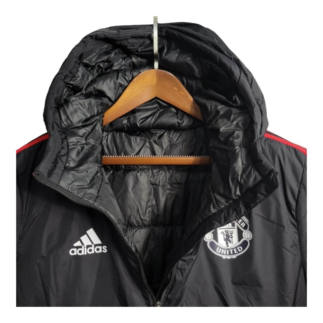 Jaqueta Corta-Vento Manchester United 23/24 - Masculina Adidas - Preta com detalhes em vermelho