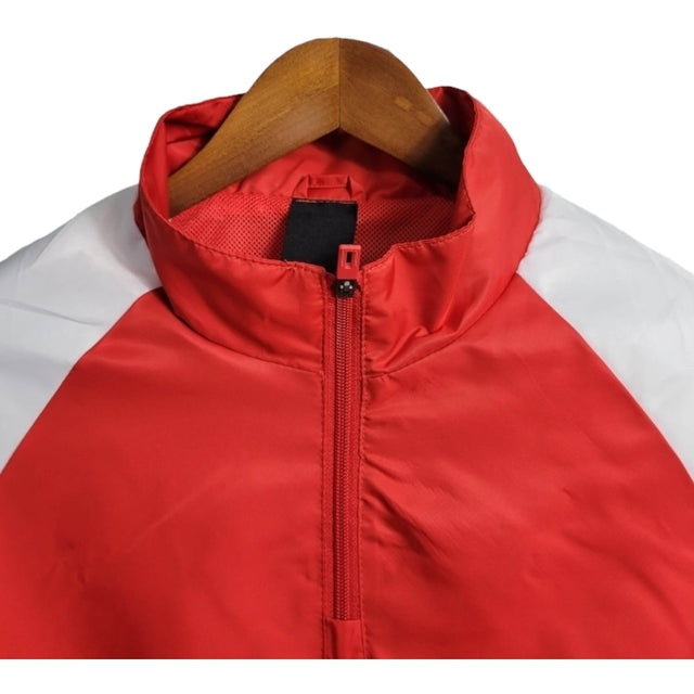 Jaqueta Corta-Vento Arsenal 23/24 - Vermelha com detalhes em azul e branco